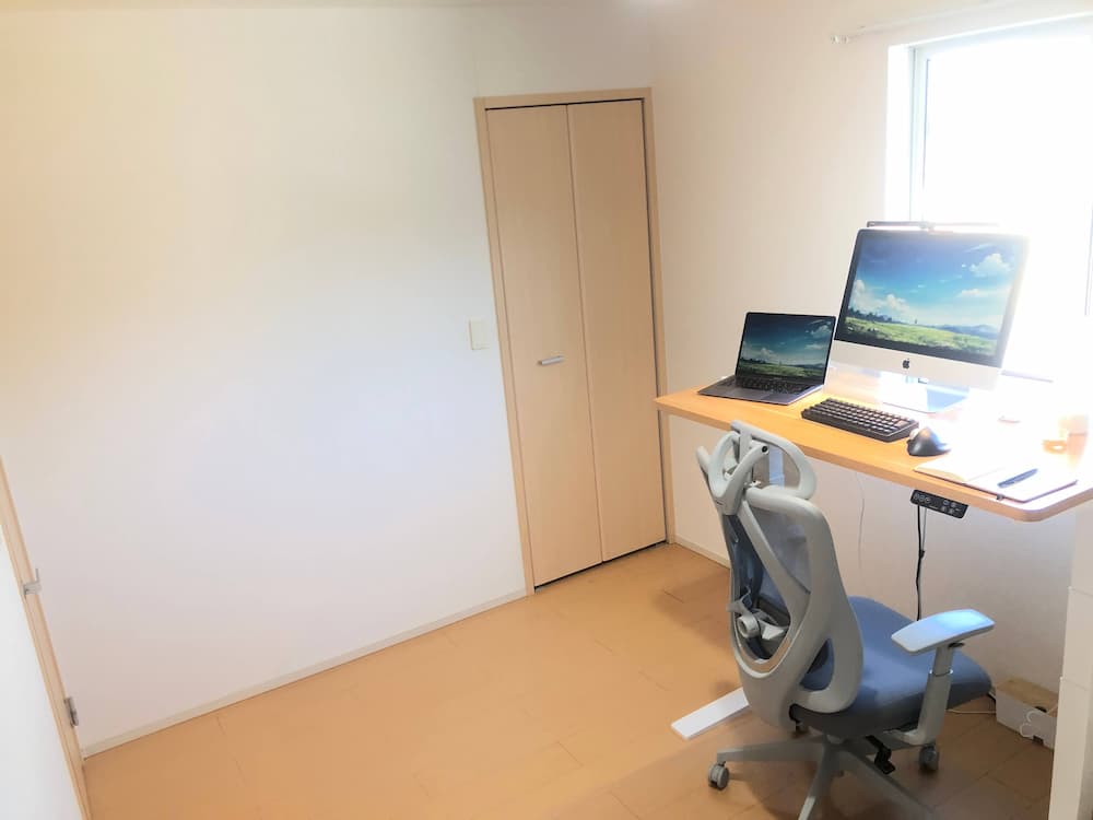 6畳の部屋に幅120cm、奥行60cmのFlexiSpot E7Hを設置した様子。背後に十分な動線がある。
