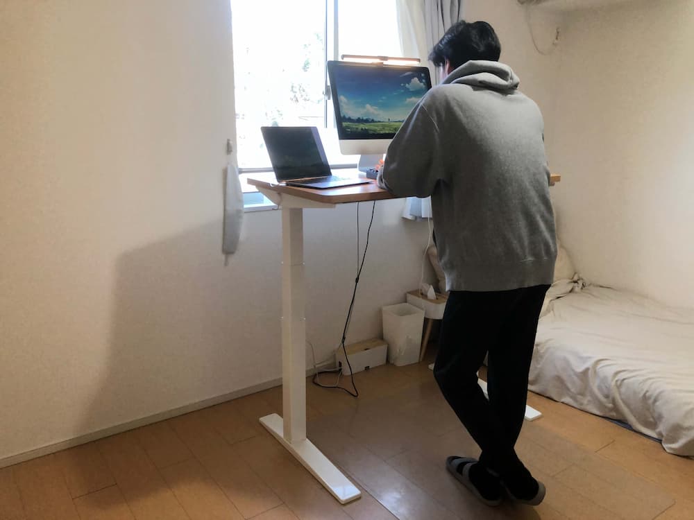 昇降デスク使用時の正しい立ち方の比較。NGな片足重心と、OKな両足均等に体重をかけた姿勢。