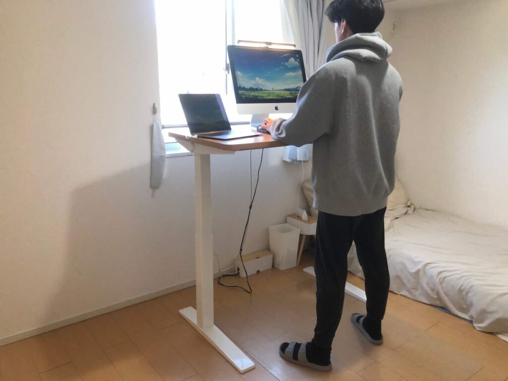 昇降デスク使用時の正しい立ち方の比較。NGな片足重心と、OKな両足均等に体重をかけた姿勢。