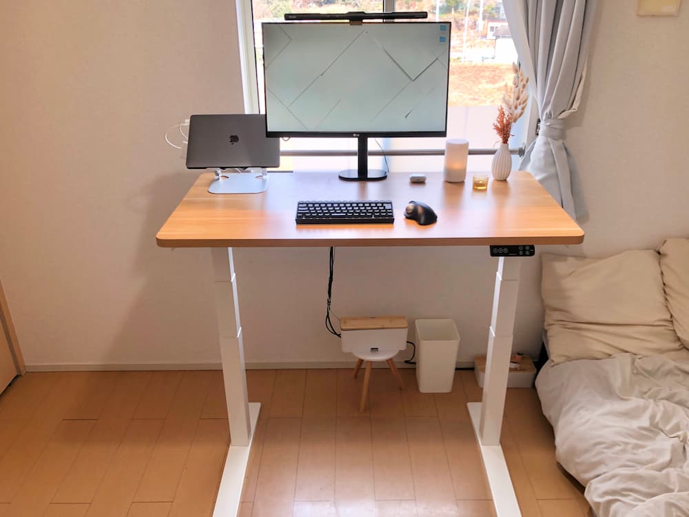 FlexiSpot E7H（120×60cm）の正面写真。昇降デスクのフレームと天板が見える