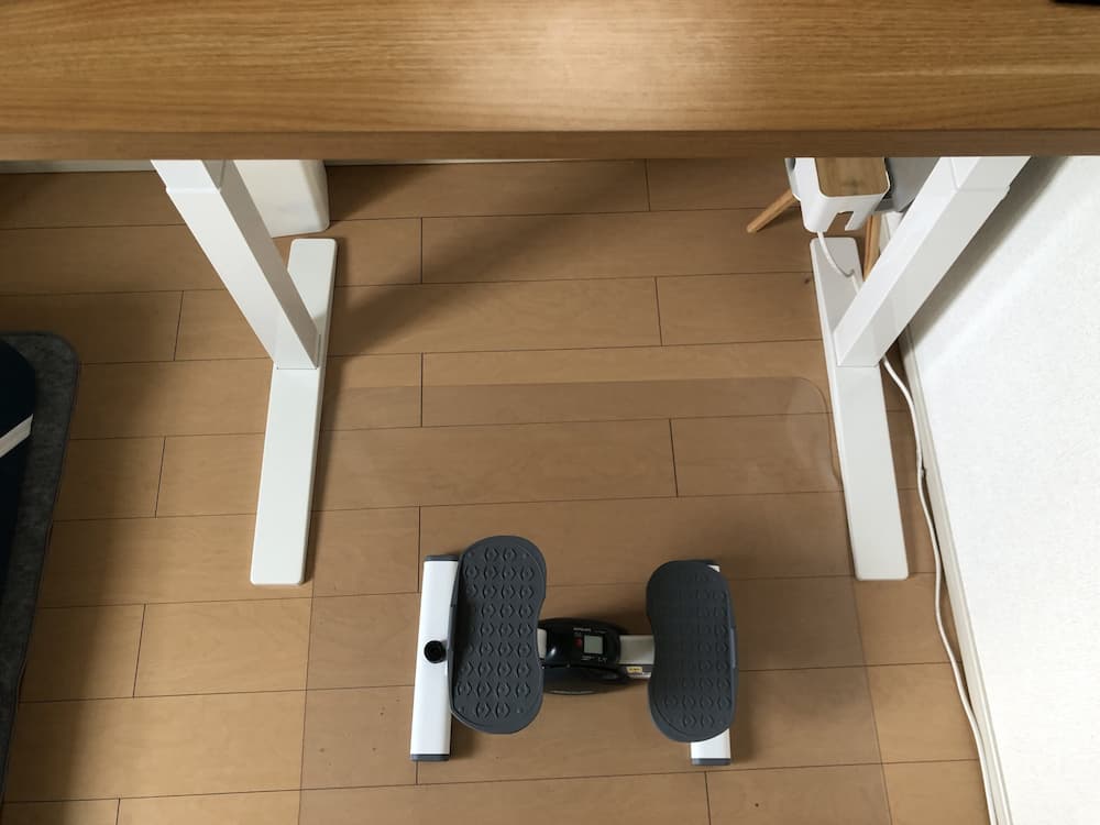 電動昇降デスクとステッパー