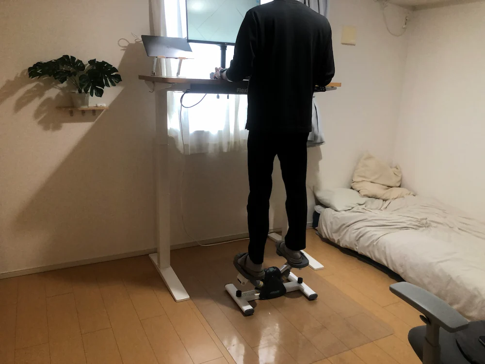 デスクを最高値の128.5cm付近まで上げ、モニターアームとPCを載せた状態でタイピングする様子