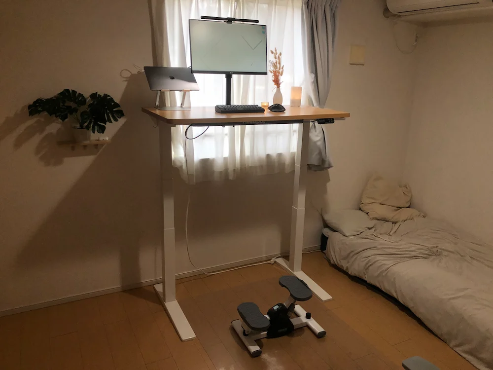 デスクを上げた際にケーブルが引っ張られている危険な状態と適切な配線トレイ