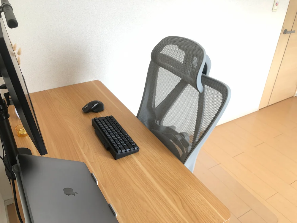 FlexiSpot E7H天板の表面クローズアップ。光の反射を抑えたマットな質感と木目のディテール