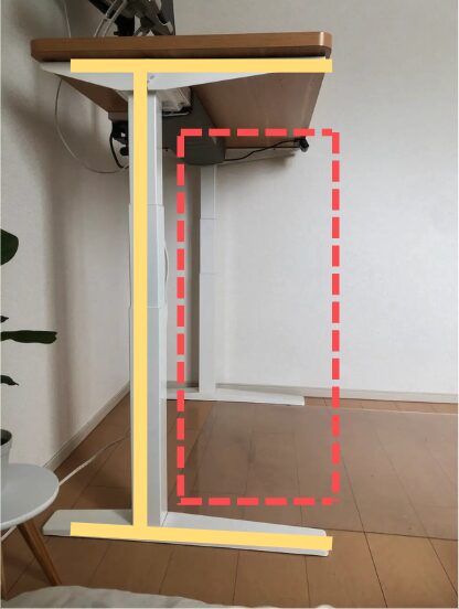FlexiSpot E7Hのコの字型脚部フレーム。足元のスペースが広く確保されている様子。