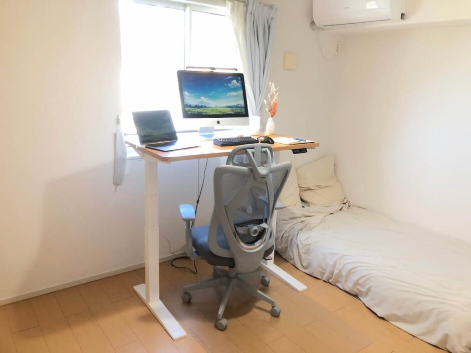 ６畳の作業環境・電動昇降デスクと椅子