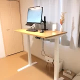 在宅ワークでFlexiSpot E7Hを使用した清潔感のあるデスクセットアップ。モニターアームが整った環境。