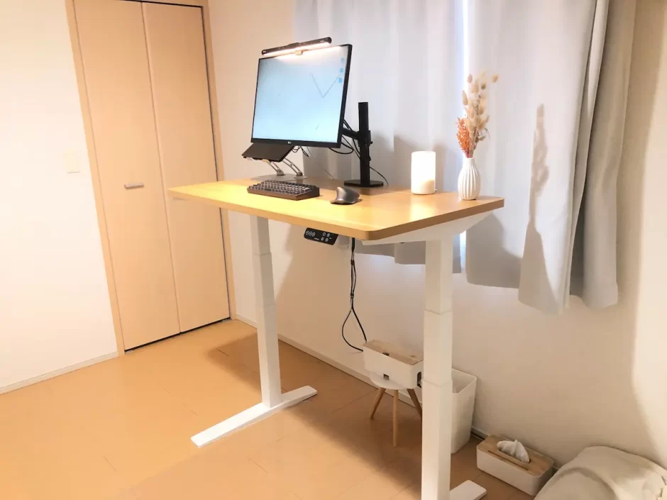 在宅ワークでFlexiSpot E7Hを使用した清潔感のあるデスクセットアップ。モニターアームが整った環境。