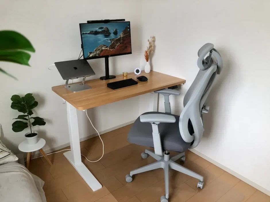 おしゃれな電動昇降デスクFlexiSpot E7Hを設置した、ミニマルな書斎の全景