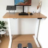 FlexiSpot E7Hに120cm天板とステッパーを組み合わせた、執筆者の実際のデスク環境全体像